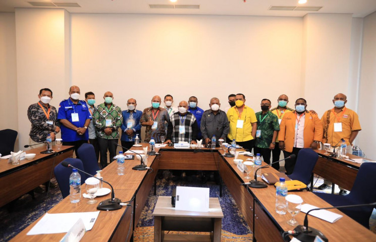 Gubernur Enembe Minta Koalisi Papua Bangkit Segera Tentukan Calon Wagub